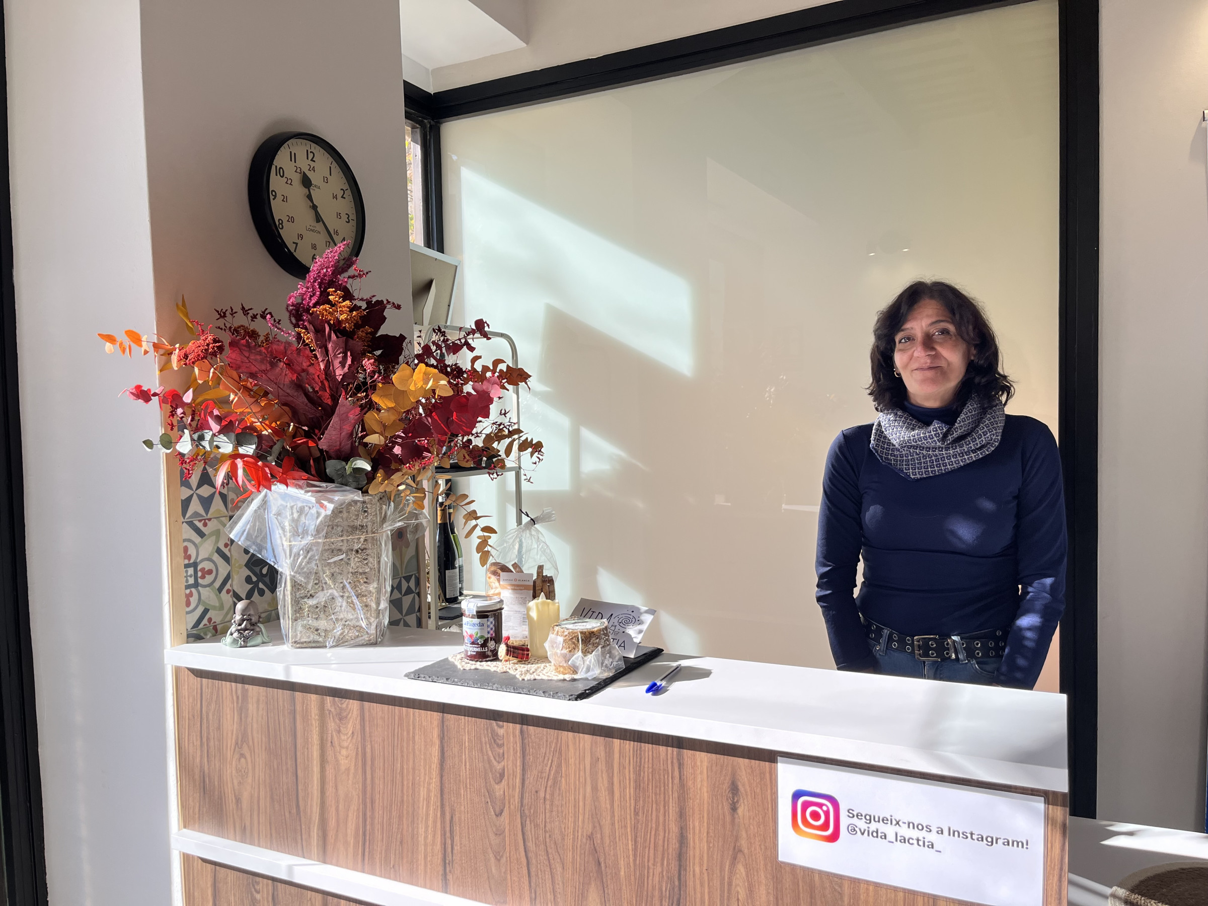 La Mònica darrere el taulell de Vida làctia.jpeg